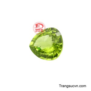 Với những đường cắt tinh xảo, nó bắt sáng một cách ngoạn mục, tạo nên những tia lửa xanh lục lấp lánh như sương sớm trên thảm cỏ.