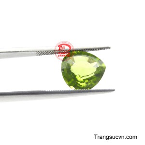 Viên peridot này đượv gắn lên từ nhẫn, mặt dây chuyền đến bông tai, thêm nét tươi mới và sống động cho phong cách của bạn.