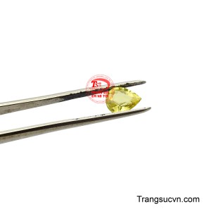 Sắc vàng phớt lục độc đáo của viên đá mang lại vẻ đẹp sang trọng và cổ điển, cực kỳ cuốn hút khi được chế tác thành trang sức nhẫn hoặc mặt dây chuyền.