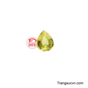 Viên sapphire vàng đẳng cấp là một tuyệt tác tinh khiết từ thiên nhiên, với kiểu hình giọt nước hoàn hảo, phô diễn sự lấp lánh và chiều sâu rực rỡ. 