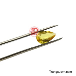 Được chế tác dạng giọt nước với kỹ thuật cắt đa giác sắc nét, tối ưu hóa độ phản quang và tạo nên sự lấp lánh không ngừng.