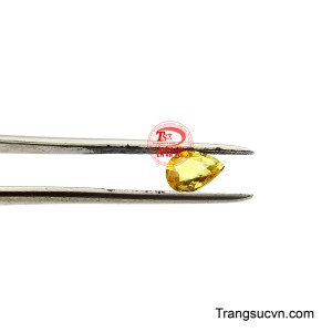 Với kiểu cắt giọt nước độc đáo, viên đá sở hữu các mặt cắt facet lấp lánh, tạo nên hiệu ứng thị giác năng động và hiện đại tuyệt đối.