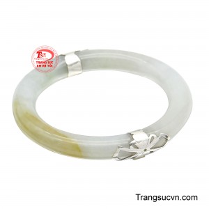 Những vân ngọc trắng lẩn ẩn như mây trời vẽ trên nền ngọc thuần khiết, mang đến cảm giác thanh tao, trầm tĩnh và sang trọng không phô trương. 