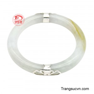 Đường bạc tinh luyện ôm lấy ngọc đóa hoa quấn quanh vầng trăng sớm, tinh xảo mà nhẹ nhàng, tạo nên nét đẹp hài hòa tuyệt mỹ.