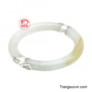 Vòng được chế tác liền mạch, ôm cổ tay mềm mại, gợi cảm giác an yên như đeo lên tay cả trời phú quý, vượng khí nhẹ nhàng chảy vào từng nhịp thở.