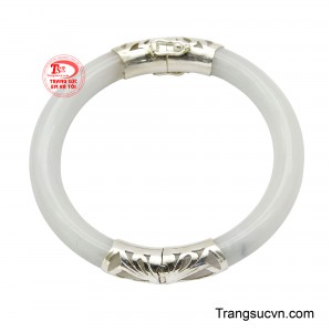 Vòng ngọc bọc bạc sang trọng tựa như một khúc giao hòa giữa thiên nhiên và nghệ thuật, chiếc vòng ngọc bọc bạc mang trong mình linh khí đất trời, sáng trong như dòng suối chảy qua ngàn năm.