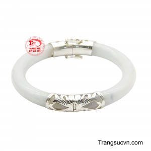 Nước vân trắng mềm mại uốn mình trong lòng ngọc, gợi lên vẻ thanh thuần nhưng đẳng cấp, như mây ngà vờn quanh đỉnh núi trầm mặc.