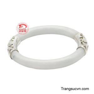 Viền bạc ôm trọn từng đường nét của viên ngọc, chạm khắc tinh xảo, tỏa sắc ánh kim sang trọng mà vẫn giữ trọn nét thanh lịch.