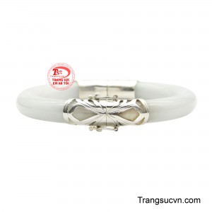 Chiếc khóa chốt cài khéo léo tựa đóa hoa nở, vừa chắc chắn lại vừa tôn lên vẻ quý phái. 