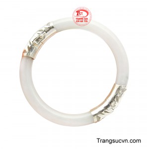 Khi cài vào cổ tay, vòng ngọc như một lời thì thầm của vũ trụ, đem đến may mắn, phú quý và sự bình an cho người sở hữu.