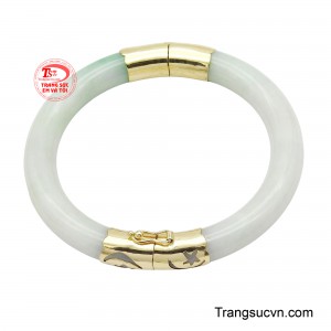 Vòng ngọc bọc vàng khí chất tinh khôi như ánh trăng soi sáng với chất liệu ngọc cẩm thạch trắng sương bọc vàng toát lên nét đẹp thanh tao nhưng đầy khí chất.
