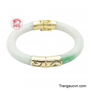 Màu trắng ngọc trong trẻo, nhẹ nhàng, soi chiếu sự thuần khiết và phẩm giá cao quý bên trong mỗi người phụ nữ.