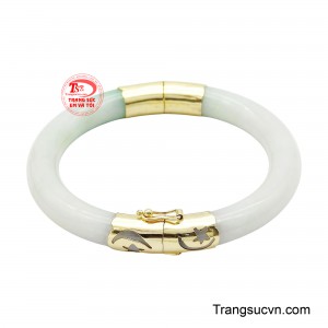 Khi ánh sáng chạm vào, vòng ngọc lung linh như mây trời trôi nhẹ, mang đến cảm giác thanh tịnh, phẳng lặng như tấm gương tâm hồn