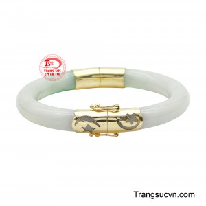 Khi kết hợp với vàng, chiếc vòng trở thành biểu tượng của thần khí tinh anh và phú quý thanh nhã, giúp chủ nhân thu hút năng lượng trong sáng, vận may và sự tôn kính của người đối diện.