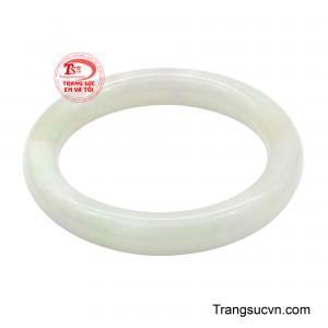 Mẫu vòng này gợi cảm giác như đang nhìn vào mặt hồ tĩnh lặng nơi rừng sâu, nơi ánh sáng len qua kẽ lá và đọng lại thành vệt long lanh trên nước. 