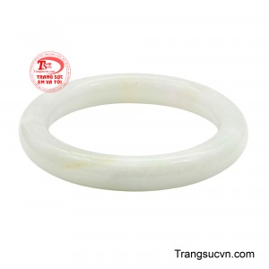 Sắc xanh ấy không chỉ đẹp mắt mà còn giàu sinh khí, đem đến cảm giác tươi mới, tràn đầy sức sống, như mạch nguồn may mắn luôn âm thầm chảy bên cạnh người đeo. 