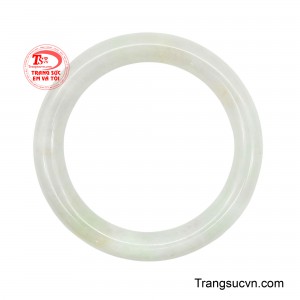 Khi đeo lên tay, chiếc vòng tạo cảm giác thanh thoát nhưng đầy khí chất, như một dấu chấm tinh tế nhưng mạnh mẽ trong tổng thể phong cách. 