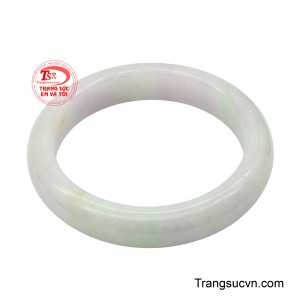 Dưới ánh sáng, từng lớp sắc tím như chuyển động khẽ, khi đậm như cánh hoa tử lan vừa chớm nở, khi nhạt như ánh chiều tà phủ lên mặt hồ tĩnh lặng.