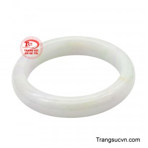 Những đường vân bên trong viên ngọc hòa quyện một cách tự nhiên, tạo thành làn khí tím lam thoắt ẩn thoắt hiện vừa thần bí vừa cuốn hút, gợi cảm giác như chứa đựng linh khí của đất trời. 