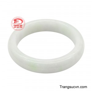 Vòng Ngọc Tuýp A Nguyệt Minh Tụ Khí chiếc vòng toát lên khí chất tao nhã và đẳng cấp tĩnh lặng không phô trương, nhưng đủ cuốn ánh mắt người đối diện phải dừng lại lâu hơn.