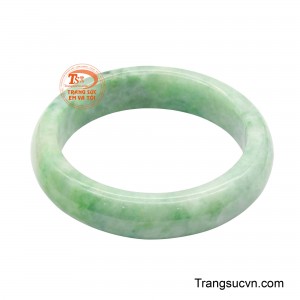 Vòng Ngọc Tuýp A Phú Quý Tụ Vân tựa như bản hòa ca của thiên nhiên, nơi sắc xanh sâu lắng và sắc trắng tinh khiết nhẹ nhàng quyện thành một tổng thể đầy mê hoặc.