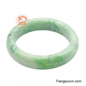 Những mảng xanh lục trong veo gợi cảm giác mát lành, tươi mới, trong khi vệt trắng thanh thuần như ánh sáng sớm mai lướt qua mặt nước