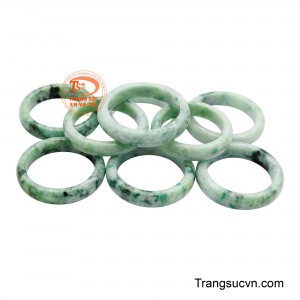 Sự hòa quyện ấy còn mang theo cảm giác bình yên, thanh tịnh, khiến chiếc vòng trở thành vật phẩm nâng đỡ phong thái cho người sở hữu.