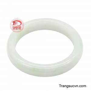 Vòng Ngọc Tuýp A Sương Tinh Khiết tựa như một dải mây lành khẽ buông xuống lòng bàn tay