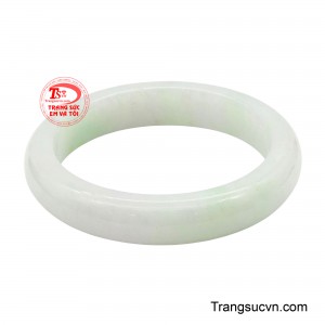 Màu trắng xanh lục phớt xám của chiếc vòng không hẳn là một gam màu cố định, mà giống như lớp sương mỏng đầu ngày dịu nhẹ, huyền ảo, thay đổi sắc thái theo từng góc nhìn. 