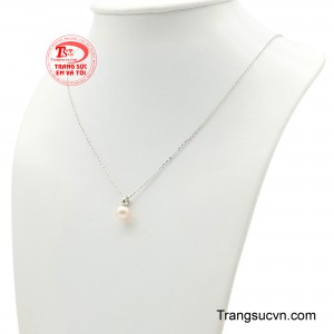 Viên ngọc trai mang ánh sắc nhẹ như sương mai được lựa chọn tỉ mỉ, từng đường cong mượt mà phản chiếu ánh sáng dịu dàng, tạo nên nét cuốn hút mềm mại nhưng đầy sang trọng.