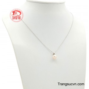 Thiết kế thanh thoát, tinh giản mà tinh tế, giúp tôn lên vẻ đẹp tự nhiên của người đeo, không cầu kỳ nhưng vẫn thu hút mọi ánh nhìn.