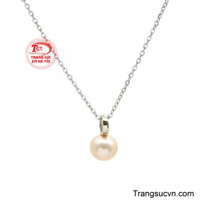 Bộ dây chuyền ngọc trai thuần khiết tạo cảm giác nhẹ nhàng, mềm mại, mang đến sự tự tin và duyên dáng trong từng chuyển động. 