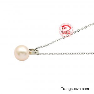 Bộ dây chuyền như một biểu tượng của sự thuần khiết, là lời chúc dành cho người phụ nữ luôn giữ được tâm hồn trong trẻo, thanh lịch và khí chất rạng rỡ.