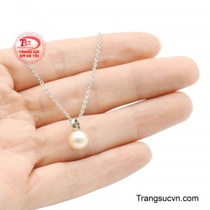 Dù xuất hiện trong những buổi tiệc trang trọng hay khoảnh khắc đời thường, bộ dây chuyền ngọc trai vẫn khiến chủ nhân trở nên nổi bật với nét đẹp tinh tế vượt thời gian.