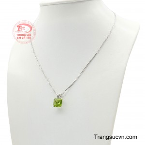 Tạo nên chiều sâu thanh thoát và tinh tế, như ánh nhìn đầy cảm xúc của người phụ nữ tự tin vào nét đẹp của chính mình.