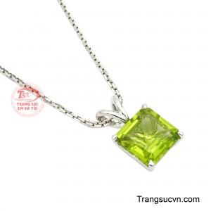 Sắc xanh peridot không rực rỡ phô trương mà tươi mát, nhẹ nhàng, đủ để làm nổi bật làn da và khí chất người đeo. 