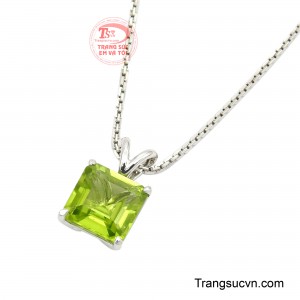 Ánh sáng phản chiếu qua từng lát cắt mang lại cảm giác trong trẻo, giúp tổng thể trở nên thanh nhã, nữ tính mà vẫn có cá tính rõ ràng. 