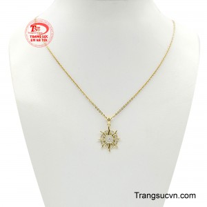 Bộ mặt dây tỏa sáng nổi bật trên sợi dây mảnh thanh lịch, tạo điểm nhấn tinh tế nơi vùng cổ đầy cuốn hút.