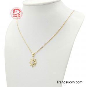 Mặt dây vàng 18K được chế tác khéo léo với họa tiết lan tỏa như ánh dương, mang đến cảm giác ấm áp và sang trọng. 