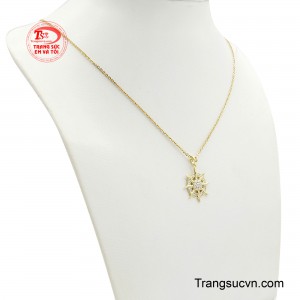 Những viên đá sáng trong tâm điểm giúp tổng thể thêm rực rỡ mà vẫn giữ được nét nhẹ nhàng, hiện đại.