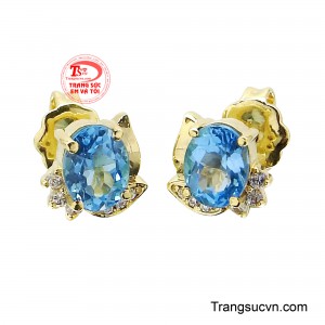 Khi chuyển động, Topaz bắt sáng theo từng góc độ, tạo nên những tia sáng lấp lánh, khiến đôi tai tựa như được điểm xuyết những mảnh trời xanh đầy thi vị.
