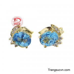 Đôi hoa tai là lựa chọn hoàn hảo cho những ai yêu thích sự tinh tế nhẹ nhàng nhưng vẫn muốn toát lên nét sang trọng đầy tự tin. 