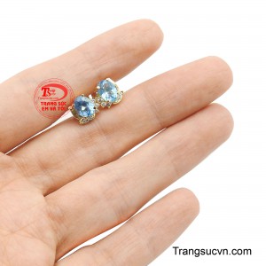 Dù là trong phong cách thường ngày hay những khoảnh khắc đặc biệt, đôi hoa tai Topaz vẫn luôn tỏa sáng, làm nổi bật nét đẹp tự nhiên của phái đẹp.