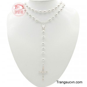 Chuỗi mân côi bạc thời trang là sự kết hợp thiêng liêng giữa hình ảnh Đức Mẹ hiền từ và Thánh Giá Chúa Jesu, tạo nên một vật phẩm đức tin mang ý nghĩa dẫn lối, chở che và nâng đỡ tâm hồn. 