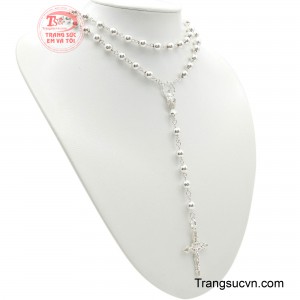 Từng hạt mân côi được xâu kết như từng lời kinh thầm lặng, nối tiếp nhau trong sự bền bỉ và thành tâm. 