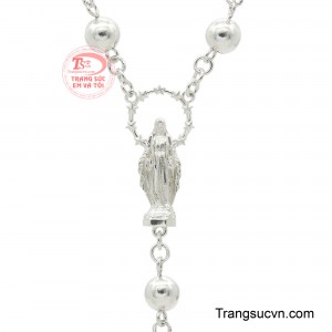 Ngay bên dưới, Thánh Giá bạc khắc hình Chúa Jesu được chế tác tinh tế