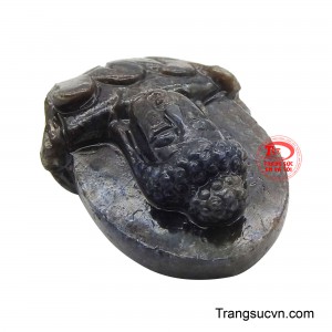 Viên sapphire lam được tuyển chọn với sắc độ sâu mang vẻ đẹp trầm tĩnh, gợi cảm giác an định và vững vàng như nền tảng cho một tâm hồn an trú. 