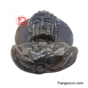 Hình tượng Đức Phật A Di Đà được khắc họa bằng những đường nét khắc họa nét thần thái an hòa, ánh nhìn tĩnh tại, tạo cảm giác như đang lan tỏa một nguồn năng lượng hộ trì bền bỉ. 