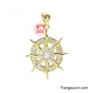 Mặt dây mặt trời tỏa sáng gây ấn tượng mạnh với thiết kế rực rỡ như nguồn năng lượng tích cực lan tỏa từ trung tâm.