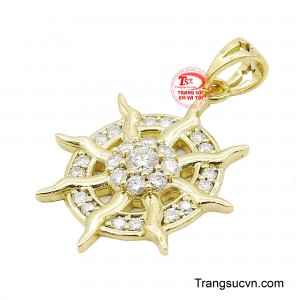 Với thiết kế từ vàng 18K cao cấp kết hợp cùng những viên đá lấp lánh được sắp xếp tinh tế, tạo nên hiệu ứng ánh sáng cuốn hút và đầy sang trọng. 